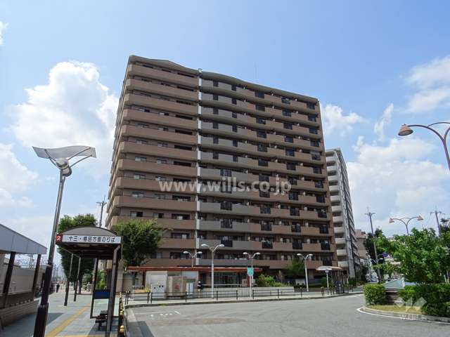 ファミール加島駅前の遠景。駅前のロータリーに面しています。