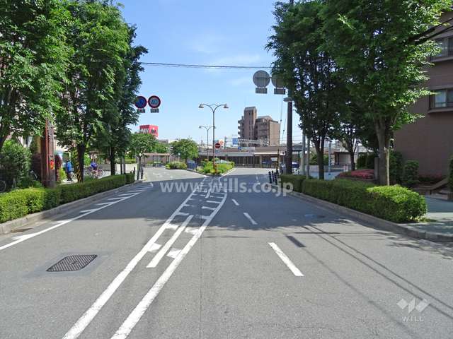 物件の東側前面道路（北側から）