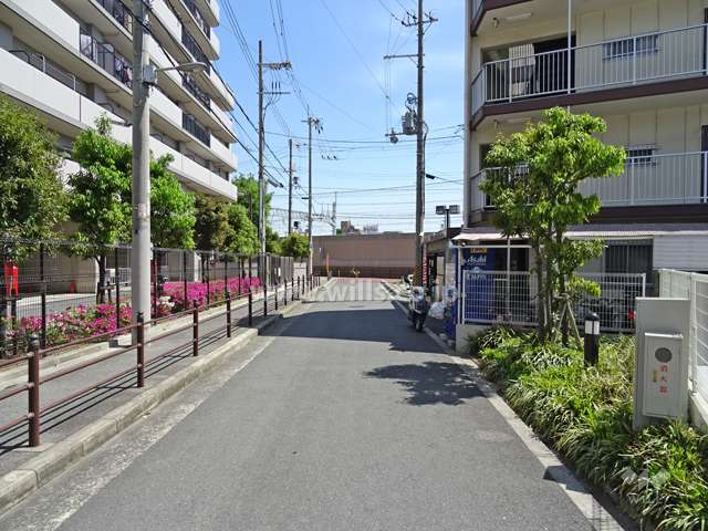 物件の南西側前面道路（北西側から）