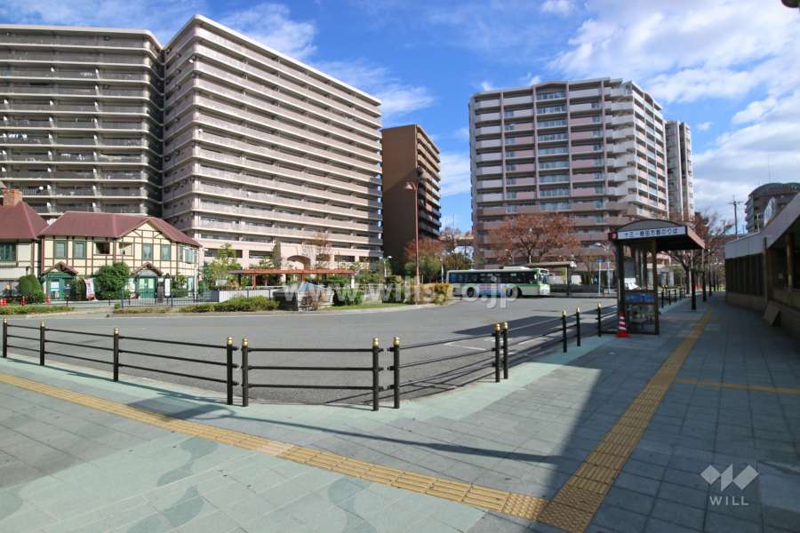 すぐ目の前にJR加島駅があります。