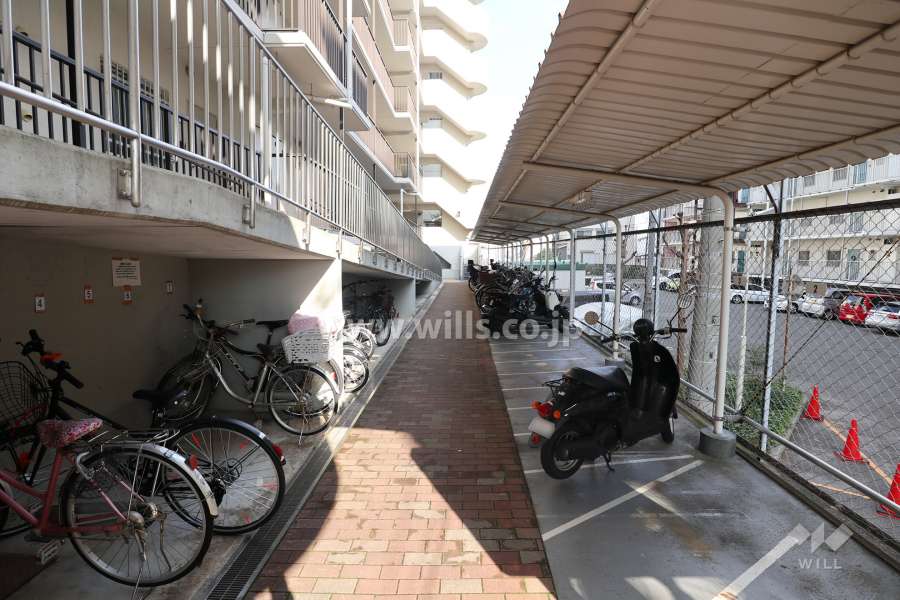 バイク置場と駐輪場