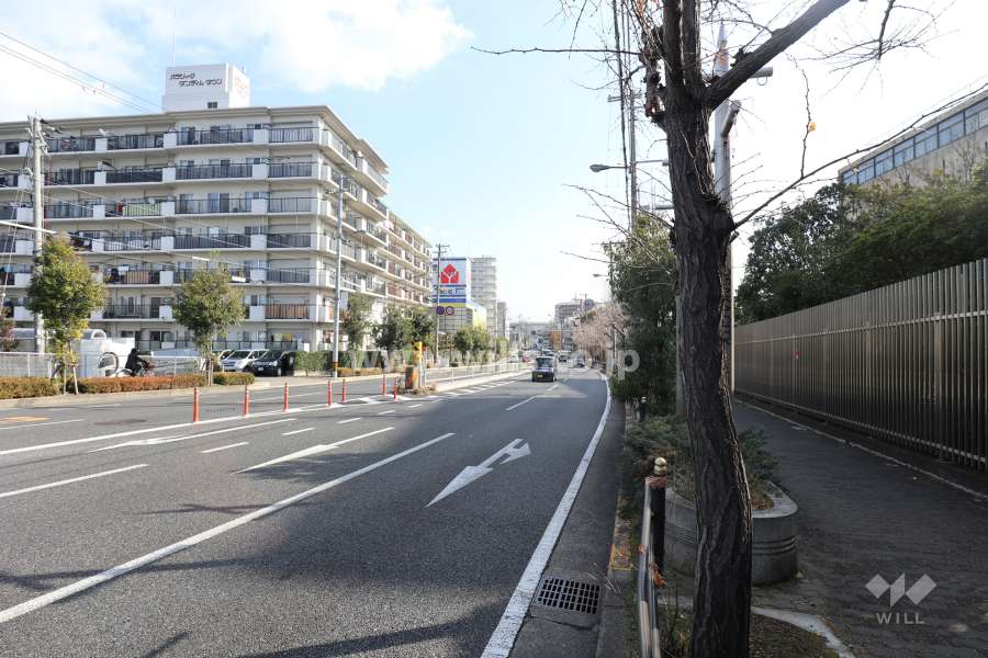 南側前面道路の府道41号線（十三線）（西側から）