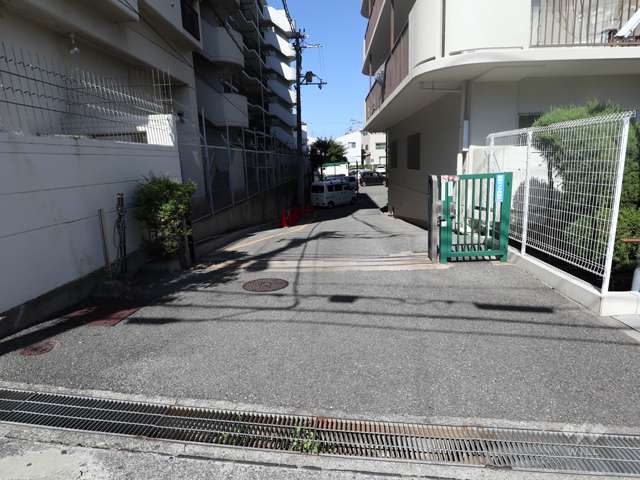 駐車場出入り口