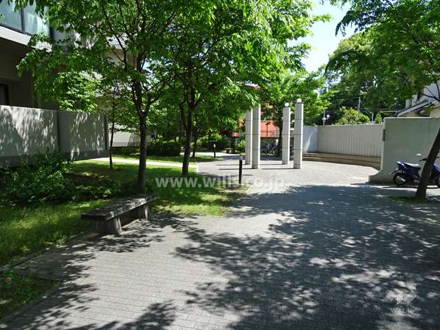 敷地内西側には緑豊かな通路があります。