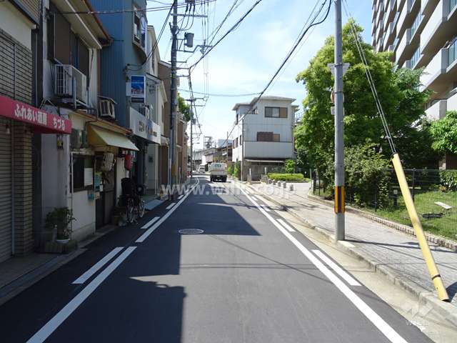 物件の南側前面道路（東側から）