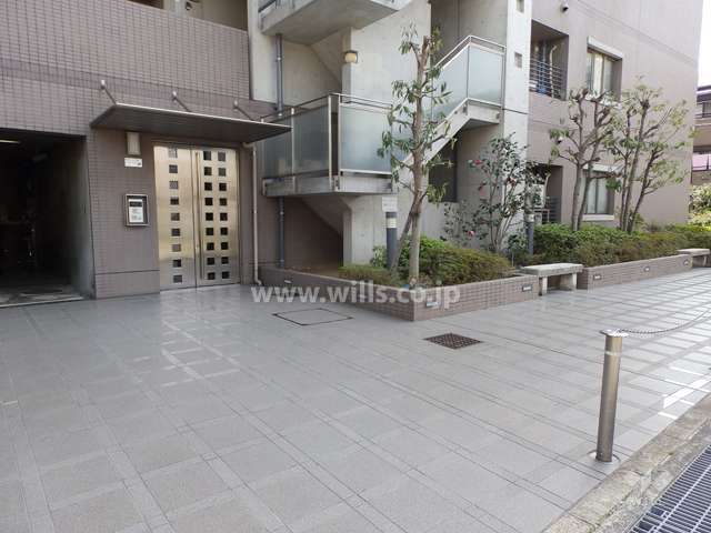 サブエントランスのアプローチ