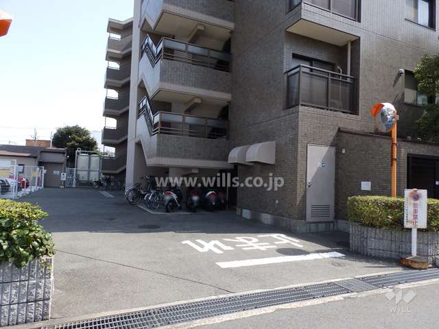 敷地内駐車場入口