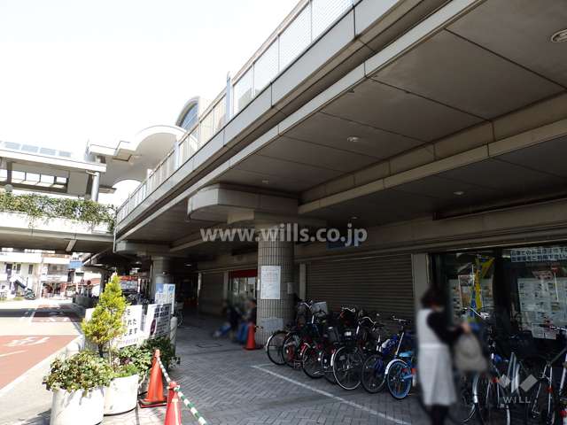 マンションの低層階は店舗になっています。