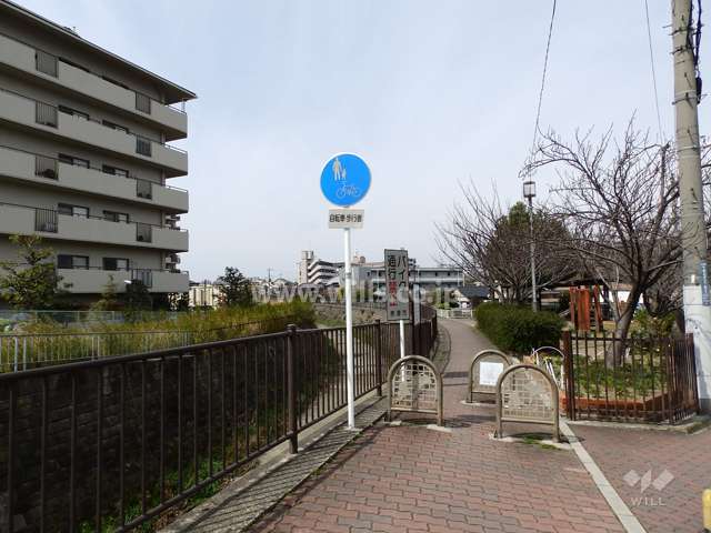 敷地北東側の前面道路（川沿いの遊歩道）