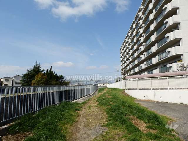 敷地東側前面道路(南側から)