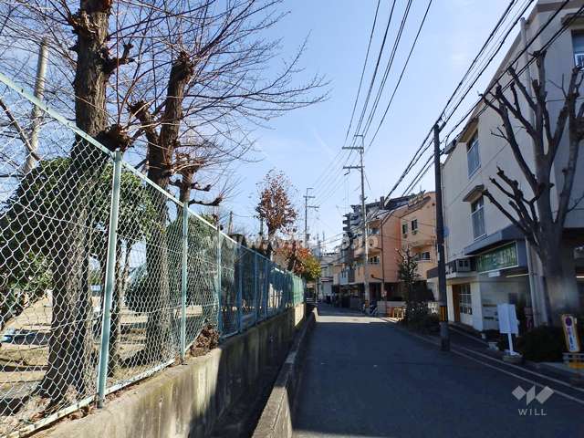 敷地北側には道を挟んで『山田第二小学校』があります。