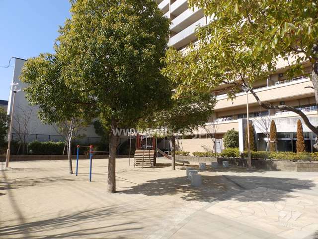 敷地に隣接して『サンメゾン千里丘ちびっこ広場』があります。