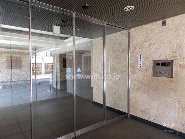 エントランスはオートロック付きです。