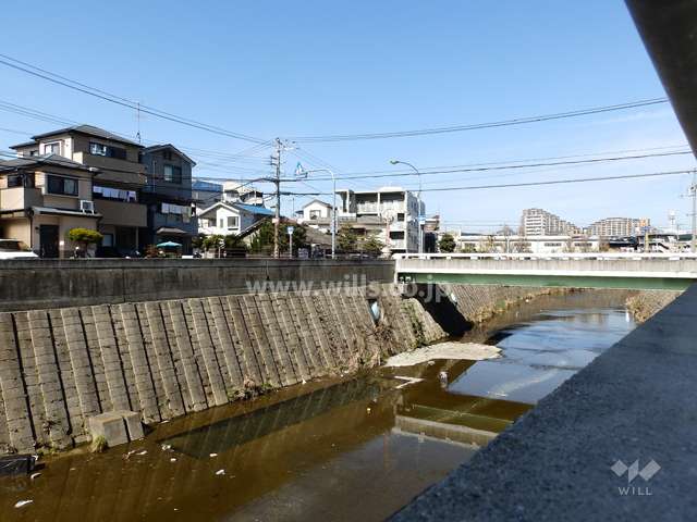 道を挟んで山田川が流れています。