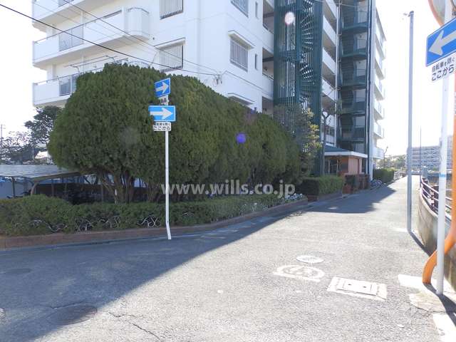 敷地西側の前面道路