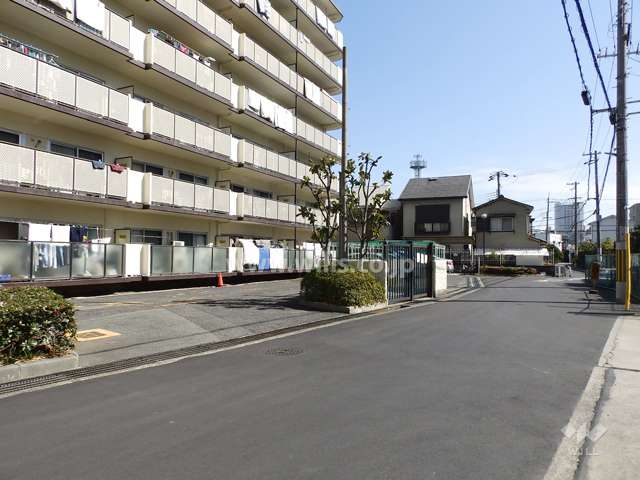 敷地南側の前面道路