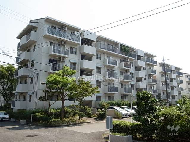 公団千里緑丘団地２９号棟の外観（北東側から）