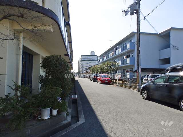 敷地西側の前面道路