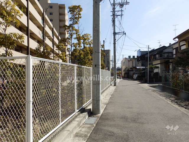 敷地西側の前面道路