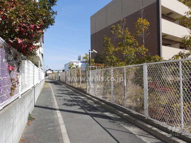 敷地北側の前面道路