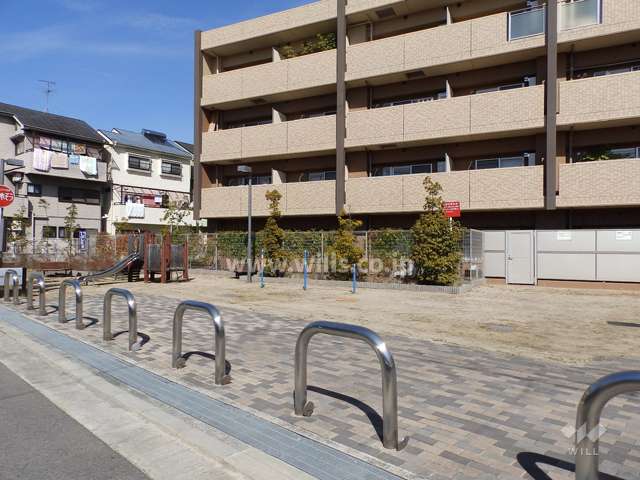 敷地に隣接して小さな公園があります。