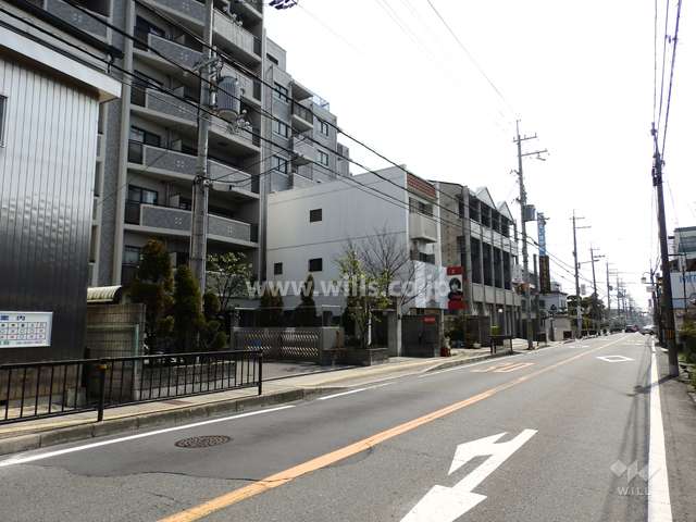 敷地西側の前面道路