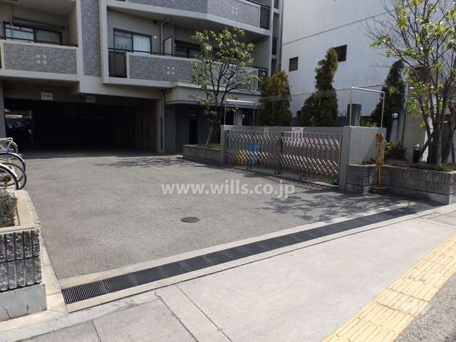 敷地内駐車場入口
