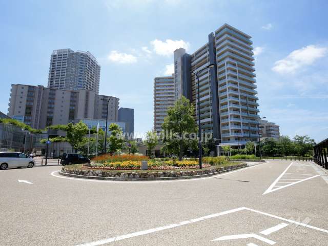 駅前のロータリーから見たパークシティ南千里丘レジデンス