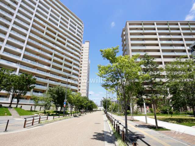 B棟の前にはオープンスペースがあり、隣接する建物との間に間隔が取れています。