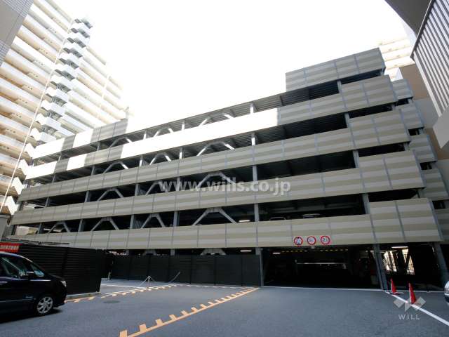 敷地中央にある駐車場棟。屋上には「空の里庭」（屋上庭園・菜園）が設けられています。