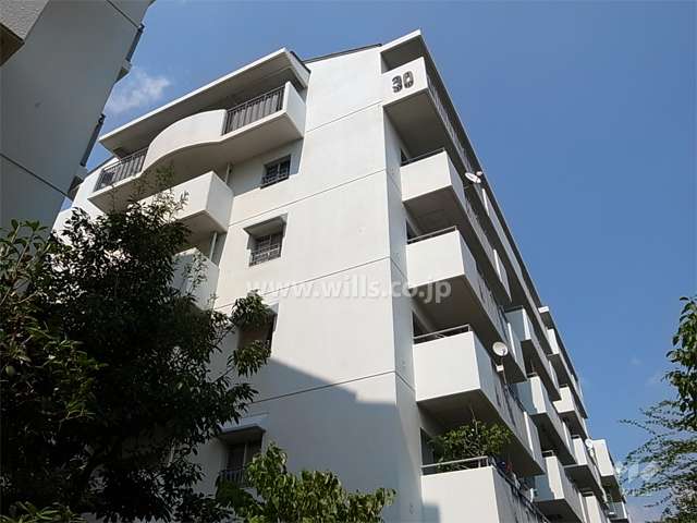 公団千里緑丘団地３０号棟の外観（南西側から）