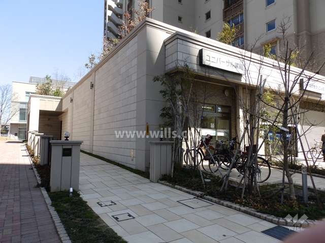 エントランスアプローチ横の店舗