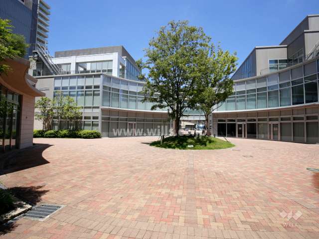 敷地北側の広場。駅前の公共施設などと一体となった設計。