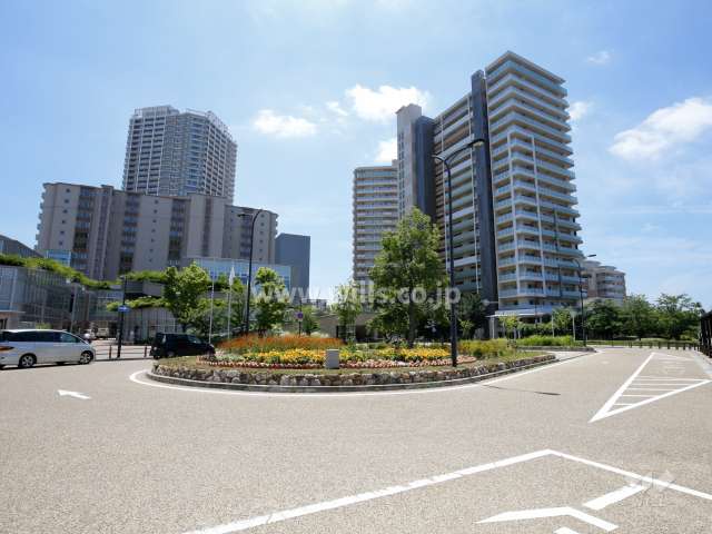 駅前のロータリーから見たユニエス南千里丘（一番左側の建物）