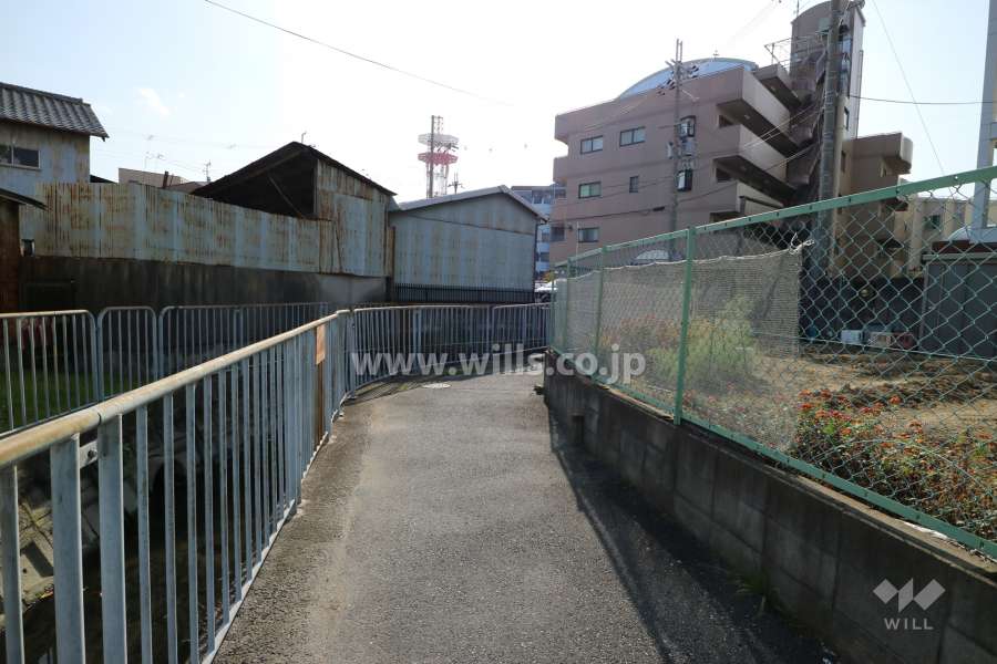 敷地の東側前面道路