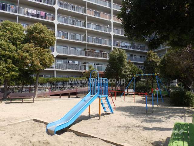 敷地に隣接して公園があります。