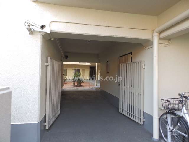 駐輪場からのマンション内への出入り口