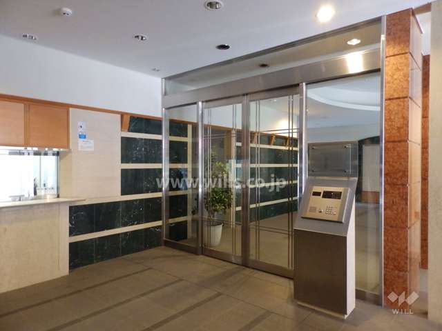 エントランスはオートロック付きです。