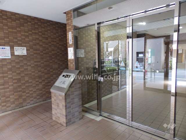 エントランスはオートロック付です。