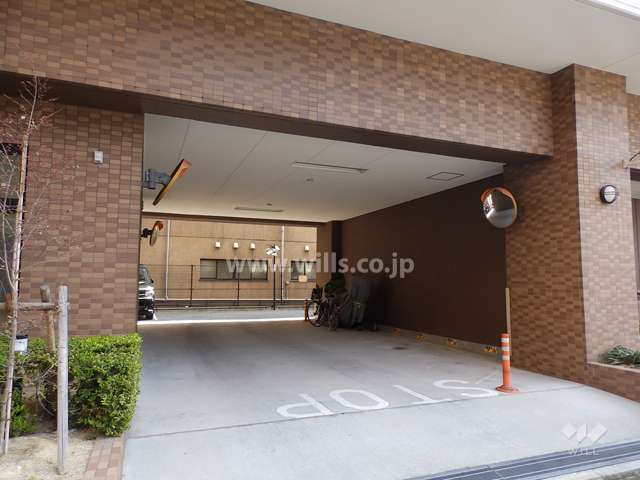 敷地内駐車場入口