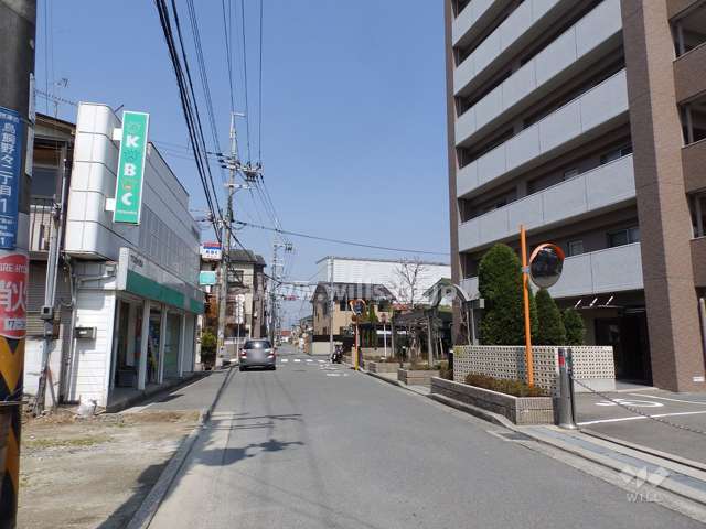 敷地西側の前面道路