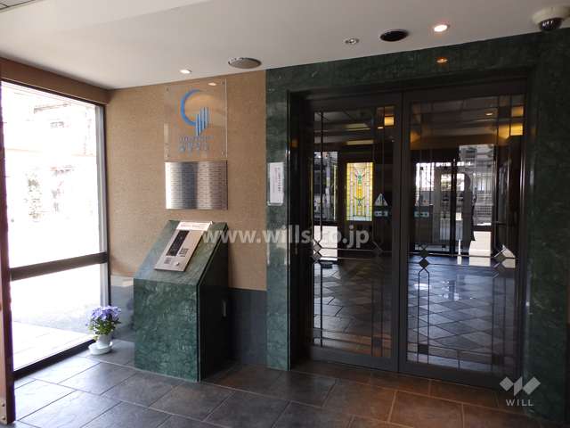 エントランスはオートロック付です。