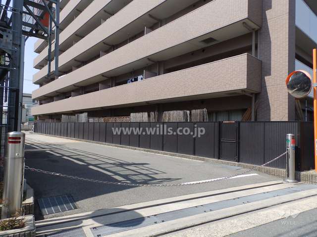 敷地内駐車場入口※入口にはロボットゲートがついています。