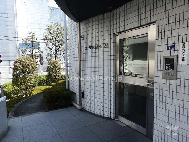 エントランスはオートロック付です。