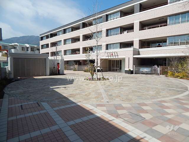 エントランス前はロータリーになっています。