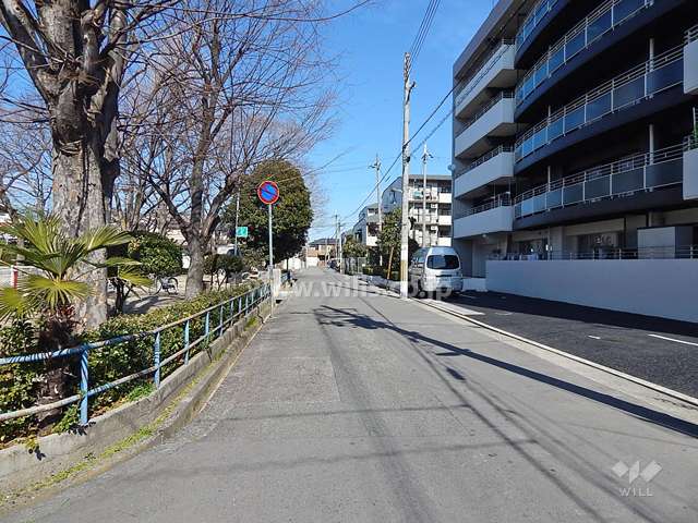 敷地西側の前面道路。道路の向かい側には、『穴太公園』があります。