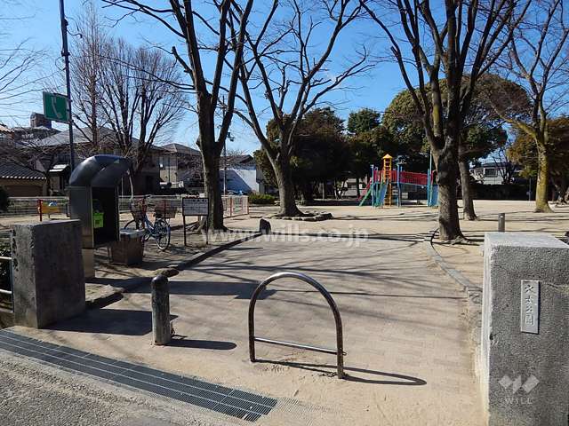 『穴太公園』は緑が多く、遊具も設置された公園です。