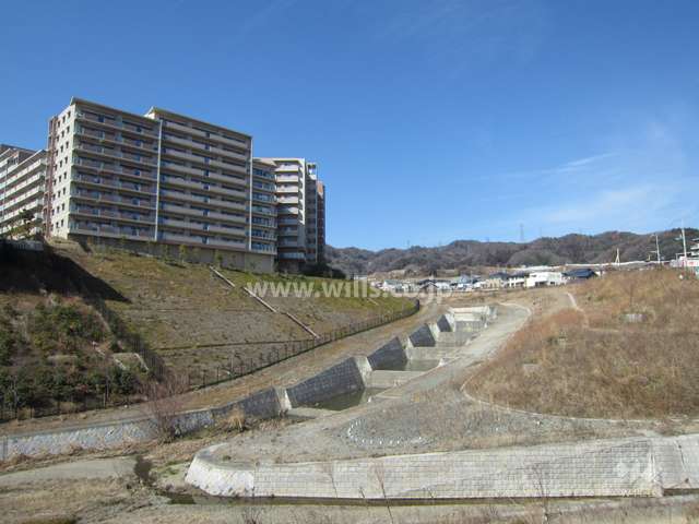 敷地の東側、北側には川が流れています。