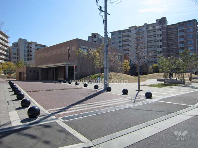 敷地の中央にはサニーホールが設けれています。