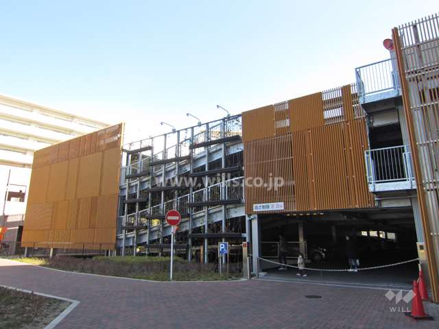 駐車場の出入り口にはロボットゲートが設置されています。